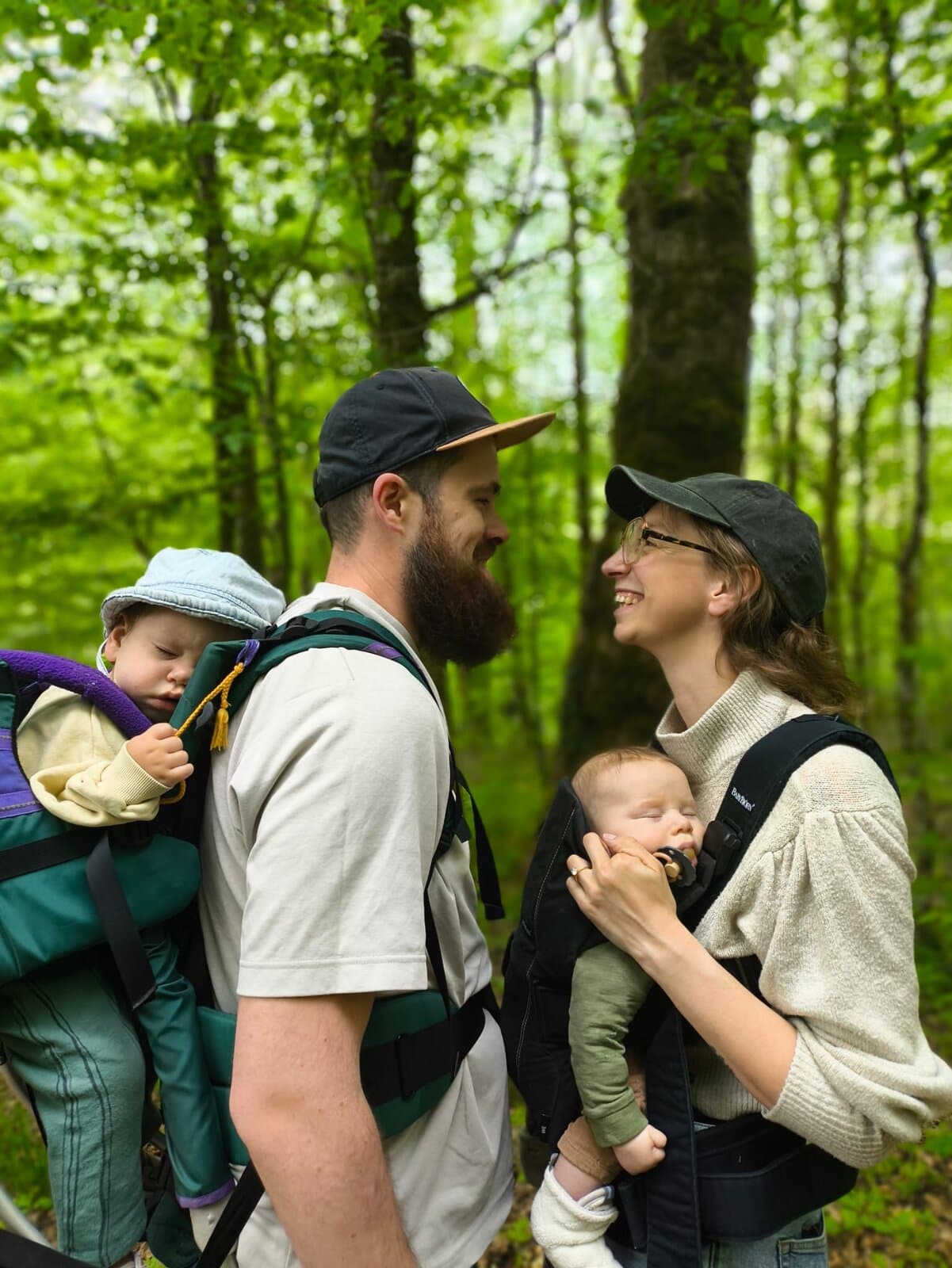 Ruben en Robin met de kinderen op wandel in het bos